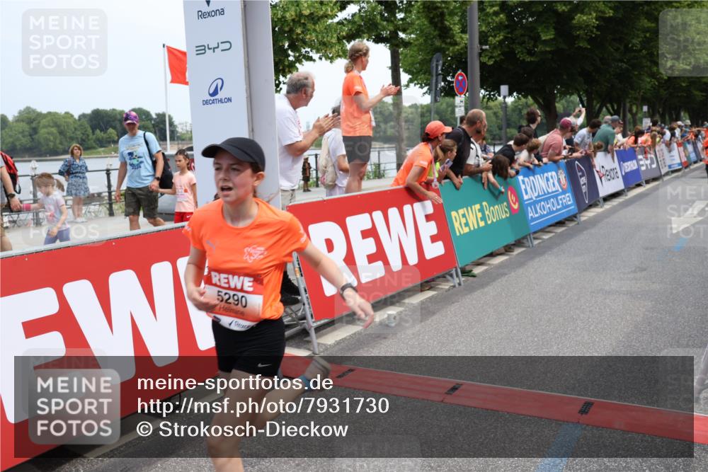 15.06.2025 - REWE Women's Run Strokosch-Dieckow http://msf.ph/oto/7931730 15.06.2025 10:59:28 Ziel 5290, 5381, 5455, 5495, 5638, 5662 meine-sportfotos.de