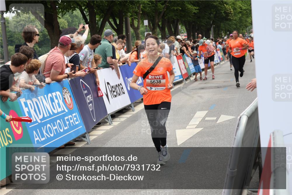 15.06.2025 - REWE Women's Run Strokosch-Dieckow http://msf.ph/oto/7931732 15.06.2025 10:59:30 Ziel 5290, 5381, 5455, 5495, 5638, 5662 meine-sportfotos.de