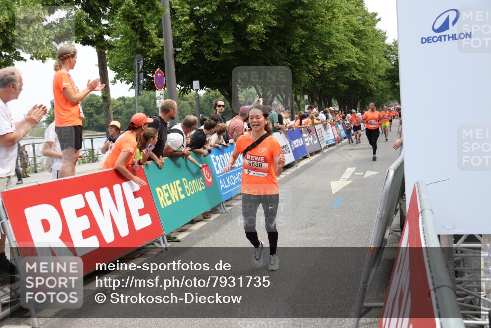 15.06.2025 - REWE Women's Run Strokosch-Dieckow http://msf.ph/oto/7931735 15.06.2025 10:59:31 Ziel 5263, 5290, 5381, 5455, 5495, 5638, 5662 meine-sportfotos.de