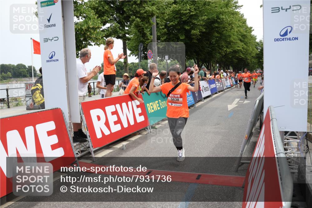 15.06.2025 - REWE Women's Run Strokosch-Dieckow http://msf.ph/oto/7931736 15.06.2025 10:59:31 Ziel 5263, 5290, 5381, 5455, 5495, 5638, 5662 meine-sportfotos.de