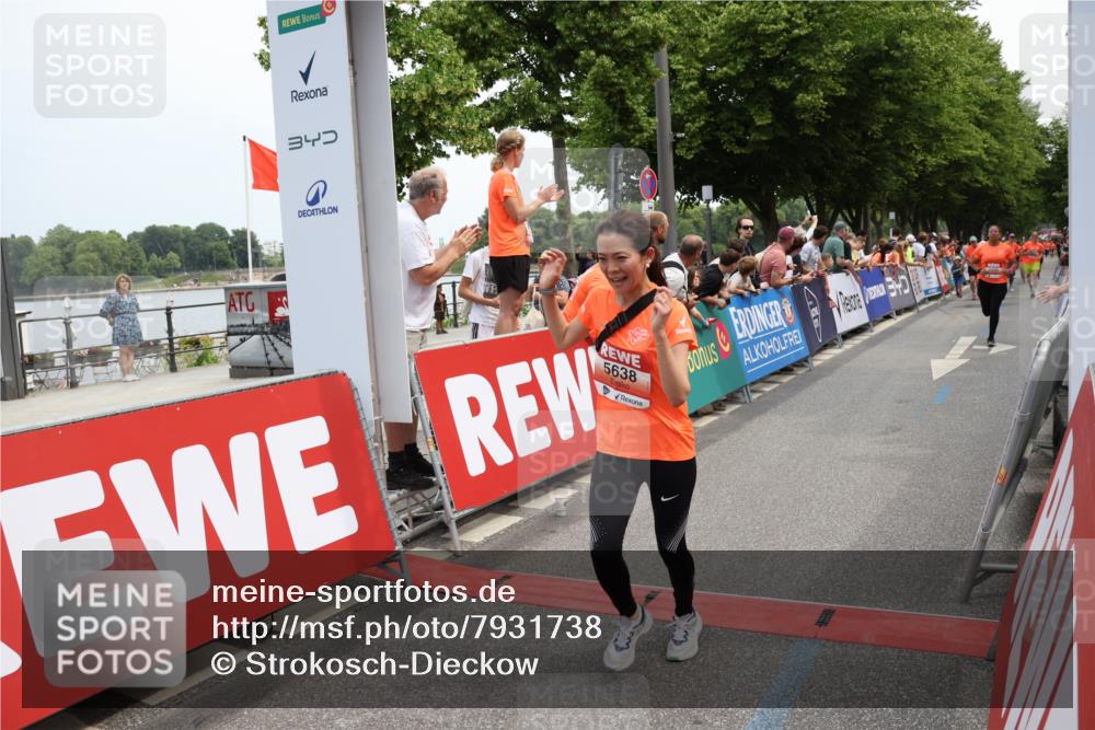 15.06.2025 - REWE Women's Run Strokosch-Dieckow http://msf.ph/oto/7931738 15.06.2025 10:59:32 Ziel 5263, 5290, 5381, 5495, 5638 meine-sportfotos.de
