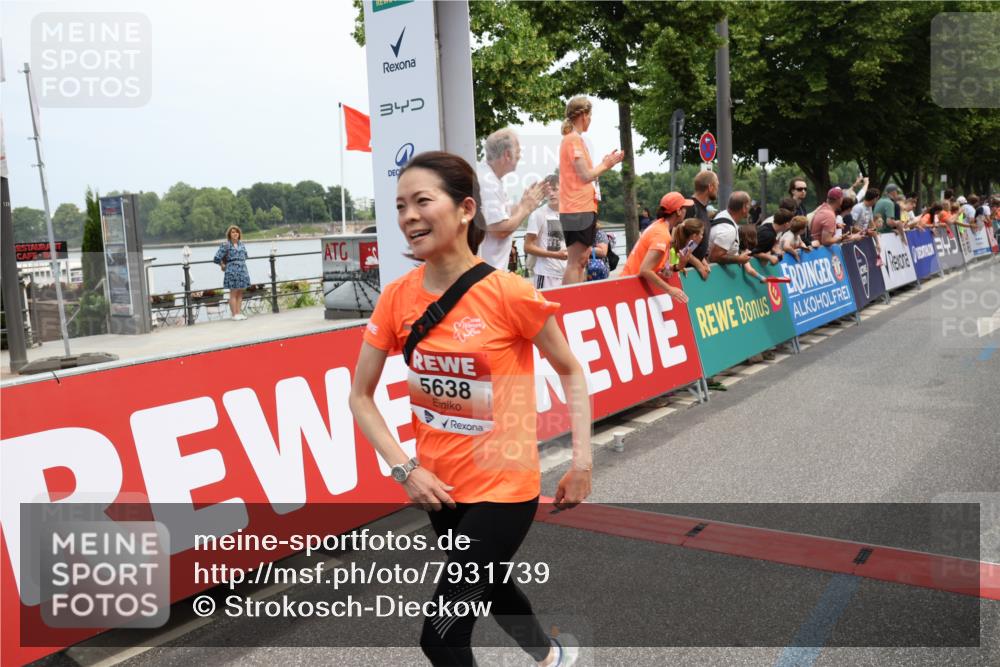 15.06.2025 - REWE Women's Run Strokosch-Dieckow http://msf.ph/oto/7931739 15.06.2025 10:59:32 Ziel 5263, 5290, 5381, 5495, 5638 meine-sportfotos.de