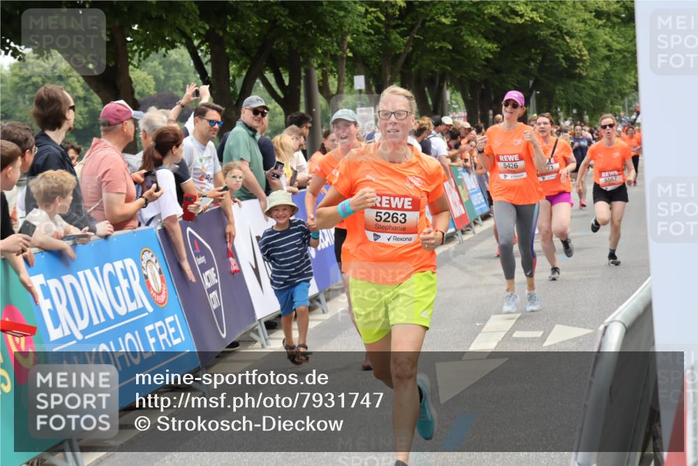 15.06.2025 - REWE Women's Run Strokosch-Dieckow http://msf.ph/oto/7931747 15.06.2025 10:59:36 Ziel 5263, 5266, 5271, 5304, 5426, 5495, 5567, 5627, 5638, 5659 meine-sportfotos.de