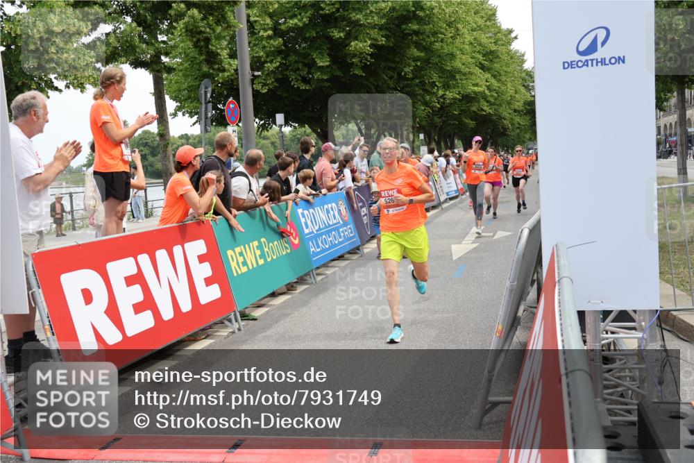 15.06.2025 - REWE Women's Run Strokosch-Dieckow http://msf.ph/oto/7931749 15.06.2025 10:59:37 Ziel 5263, 5266, 5271, 5304, 5426, 5495, 5567, 5627, 5638, 5659 meine-sportfotos.de
