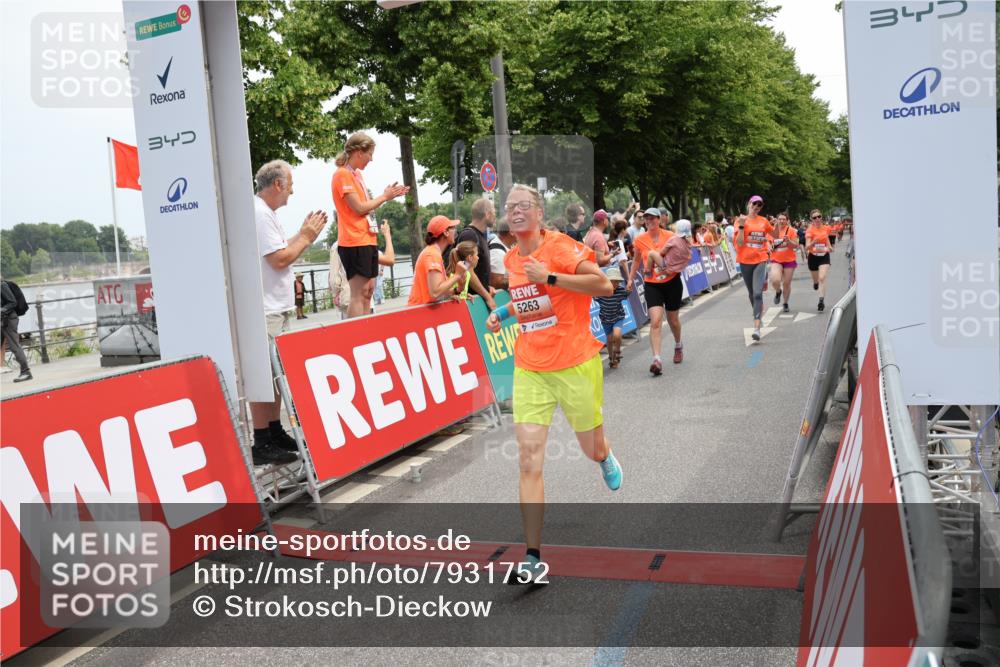 15.06.2025 - REWE Women's Run Strokosch-Dieckow http://msf.ph/oto/7931752 15.06.2025 10:59:37 Ziel 5263, 5266, 5271, 5304, 5426, 5495, 5567, 5627, 5638, 5659 meine-sportfotos.de