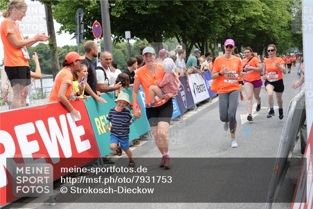 15.06.2025 - REWE Women's Run Strokosch-Dieckow http://msf.ph/oto/7931753 15.06.2025 10:59:38 Ziel 5263, 5266, 5271, 5304, 5426, 5495, 5567, 5627, 5628, 5638, 5659 meine-sportfotos.de