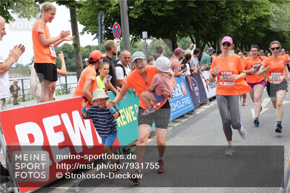 15.06.2025 - REWE Women's Run Strokosch-Dieckow http://msf.ph/oto/7931755 15.06.2025 10:59:39 Ziel 5263, 5266, 5271, 5304, 5426, 5495, 5567, 5627, 5628, 5659 meine-sportfotos.de