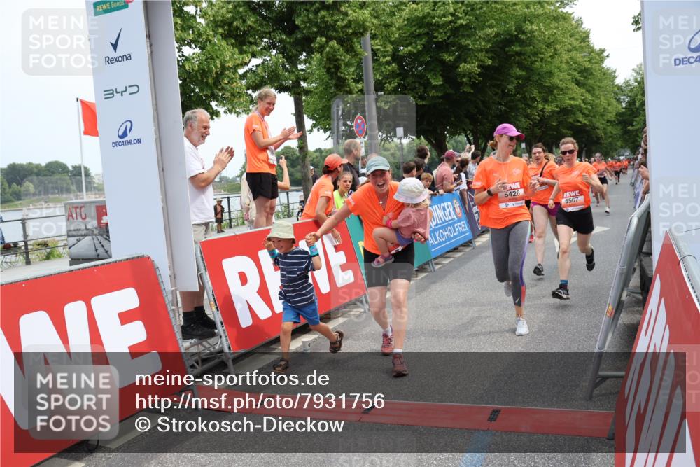 15.06.2025 - REWE Women's Run Strokosch-Dieckow http://msf.ph/oto/7931756 15.06.2025 10:59:39 Ziel 5263, 5266, 5271, 5304, 5426, 5495, 5567, 5627, 5628, 5659 meine-sportfotos.de