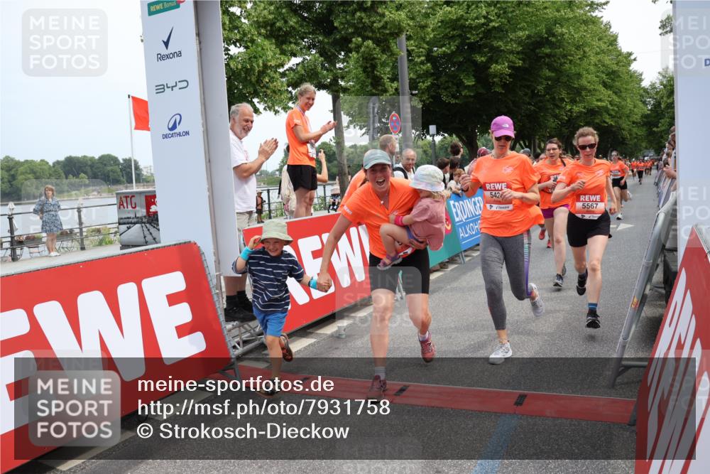 15.06.2025 - REWE Women's Run Strokosch-Dieckow http://msf.ph/oto/7931758 15.06.2025 10:59:39 Ziel 5263, 5266, 5271, 5304, 5426, 5495, 5567, 5627, 5628, 5659 meine-sportfotos.de