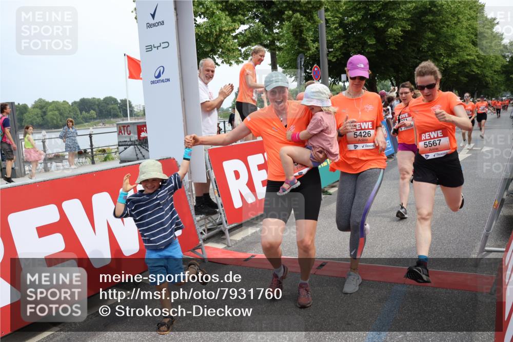 15.06.2025 - REWE Women's Run Strokosch-Dieckow http://msf.ph/oto/7931760 15.06.2025 10:59:40 Ziel 5022, 5263, 5266, 5271, 5304, 5426, 5495, 5567, 5627, 5628, 5659 meine-sportfotos.de