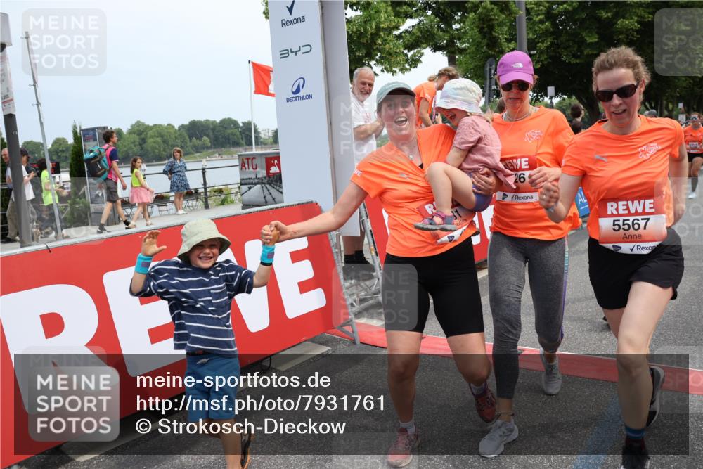 15.06.2025 - REWE Women's Run Strokosch-Dieckow http://msf.ph/oto/7931761 15.06.2025 10:59:40 Ziel 5022, 5263, 5266, 5271, 5304, 5426, 5495, 5567, 5627, 5628, 5659 meine-sportfotos.de