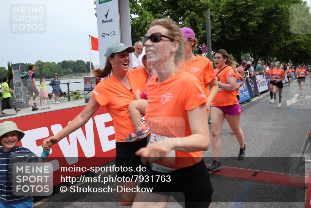 15.06.2025 - REWE Women's Run Strokosch-Dieckow http://msf.ph/oto/7931763 15.06.2025 10:59:40 Ziel 5022, 5263, 5266, 5271, 5304, 5426, 5495, 5567, 5627, 5628, 5659 meine-sportfotos.de