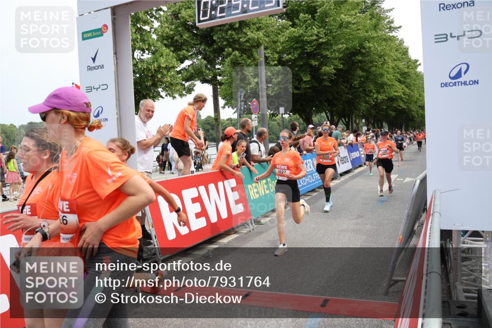 15.06.2025 - REWE Women's Run Strokosch-Dieckow http://msf.ph/oto/7931764 15.06.2025 10:59:41 Ziel 5022, 5263, 5266, 5271, 5304, 5426, 5495, 5567, 5627, 5628, 5659 meine-sportfotos.de