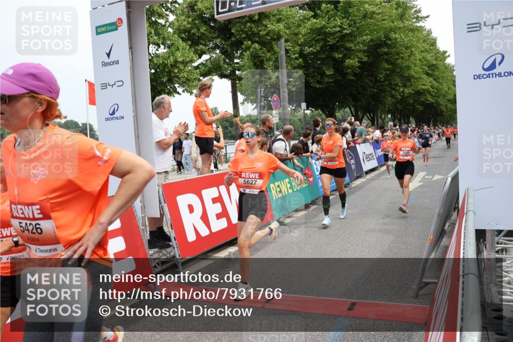 15.06.2025 - REWE Women's Run Strokosch-Dieckow http://msf.ph/oto/7931766 15.06.2025 10:59:42 Ziel 5022, 5263, 5266, 5271, 5304, 5426, 5567, 5627, 5628, 5659 meine-sportfotos.de