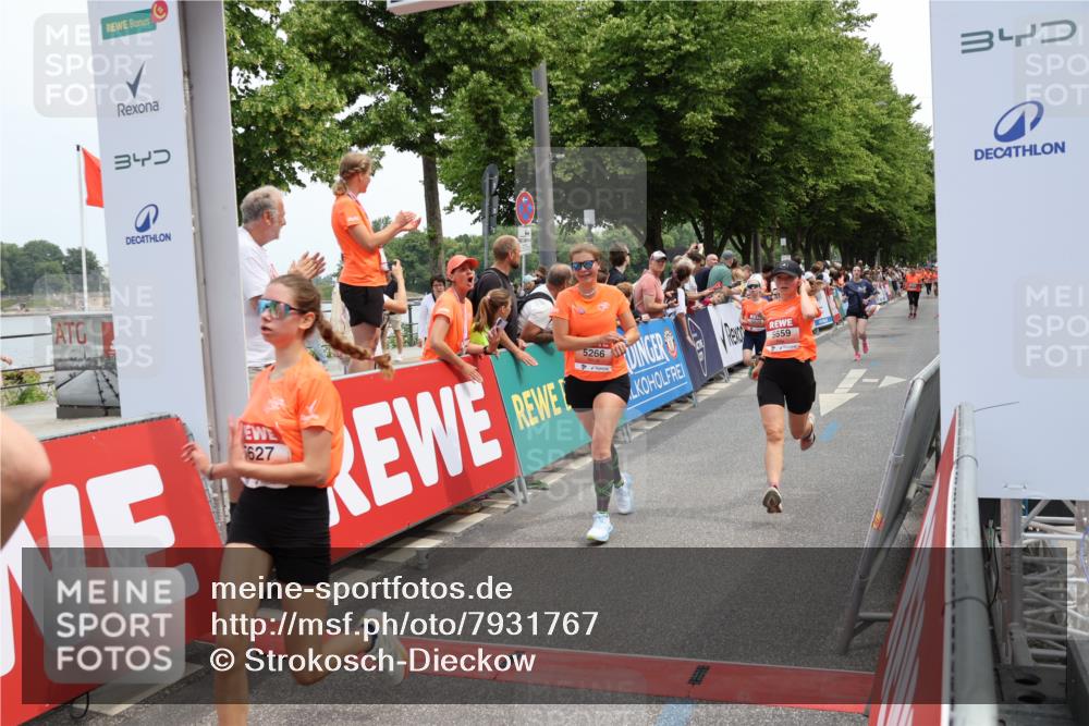 15.06.2025 - REWE Women's Run Strokosch-Dieckow http://msf.ph/oto/7931767 15.06.2025 10:59:42 Ziel 5022, 5263, 5266, 5271, 5304, 5426, 5567, 5627, 5628, 5659 meine-sportfotos.de