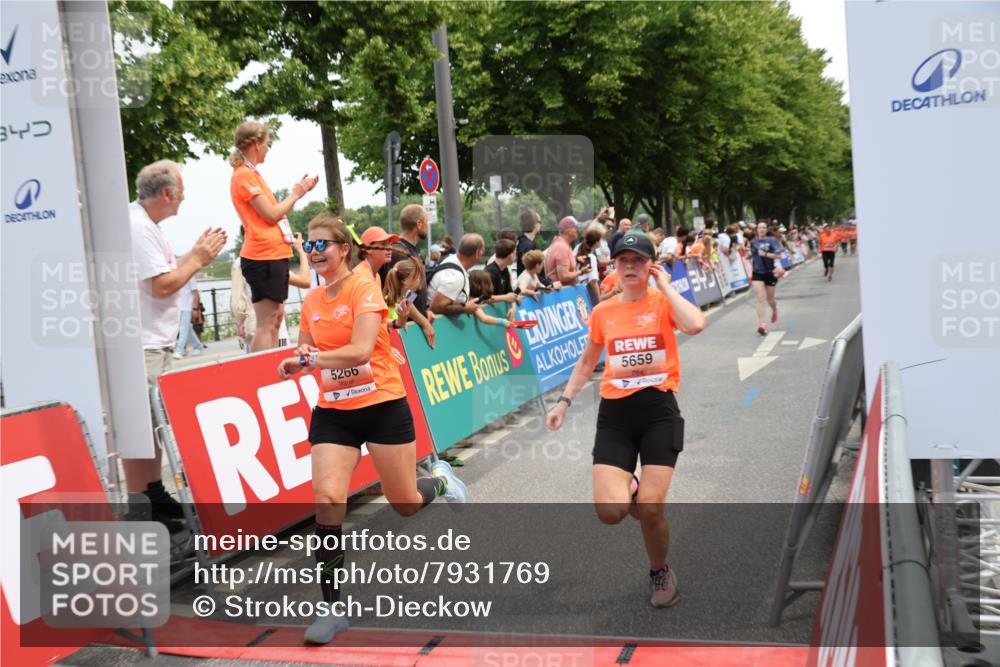 15.06.2025 - REWE Women's Run Strokosch-Dieckow http://msf.ph/oto/7931769 15.06.2025 10:59:43 Ziel 5022, 5034, 5263, 5266, 5271, 5304, 5426, 5567, 5623, 5627, 5628, 5659 meine-sportfotos.de