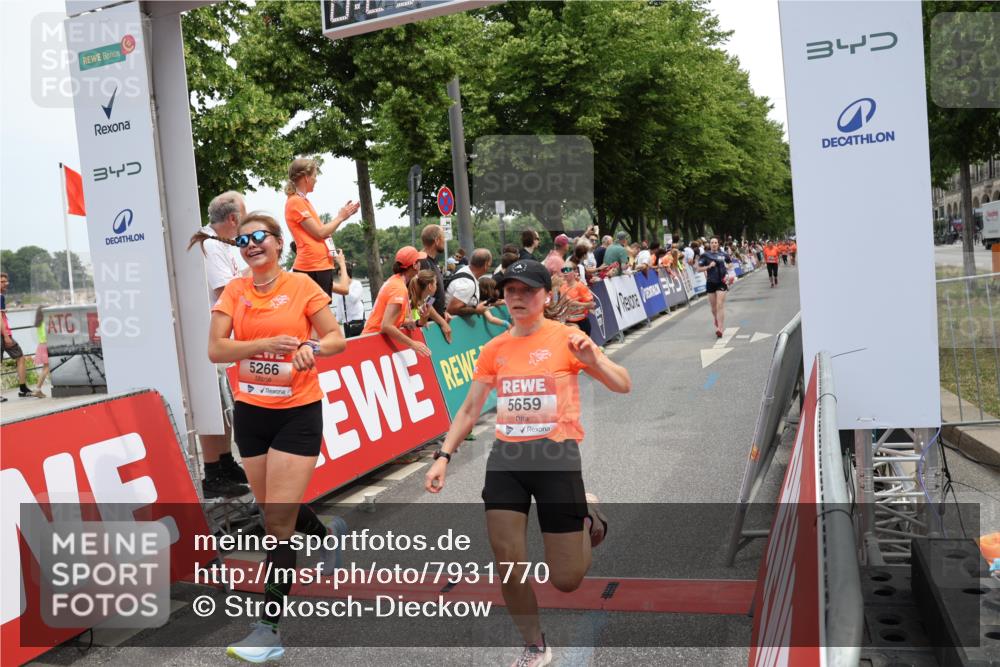 15.06.2025 - REWE Women's Run Strokosch-Dieckow http://msf.ph/oto/7931770 15.06.2025 10:59:43 Ziel 5022, 5034, 5263, 5266, 5271, 5304, 5426, 5567, 5623, 5627, 5628, 5659 meine-sportfotos.de