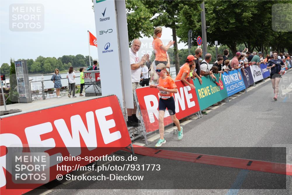 15.06.2025 - REWE Women's Run Strokosch-Dieckow http://msf.ph/oto/7931773 15.06.2025 10:59:44 Ziel 5022, 5034, 5263, 5266, 5271, 5304, 5426, 5567, 5623, 5627, 5628, 5659 meine-sportfotos.de