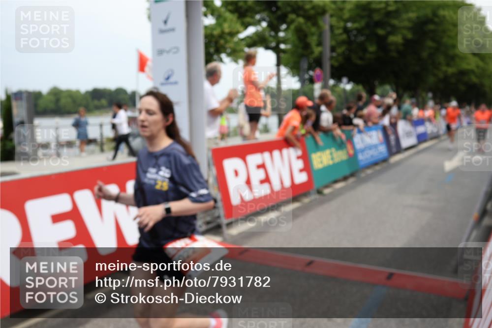 15.06.2025 - REWE Women's Run Strokosch-Dieckow http://msf.ph/oto/7931782 15.06.2025 10:59:47 Ziel 5022, 5034, 5266, 5271, 5304, 5623, 5627, 5628, 5659 meine-sportfotos.de