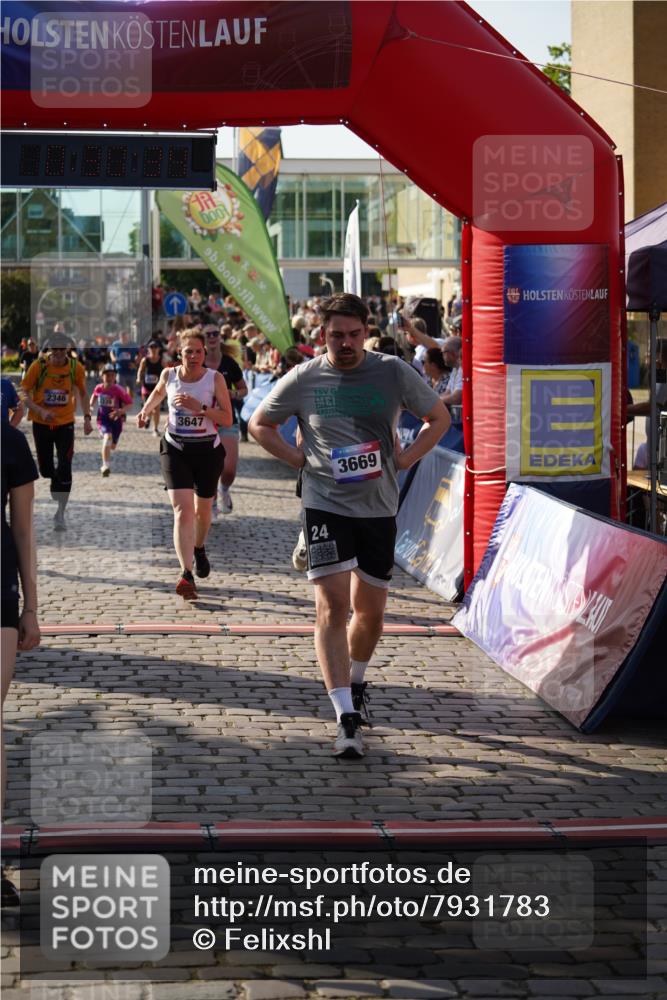 13.06.2025 - Holstenköstenlauf Felixshl http://msf.ph/oto/7931783 13.06.2025 18:00:35 Laufen 2195, 2339, 2346, 2351, 2563, 2587, 2808, 3285, 3607, 3647, 3653, 3669 meine-sportfotos.de