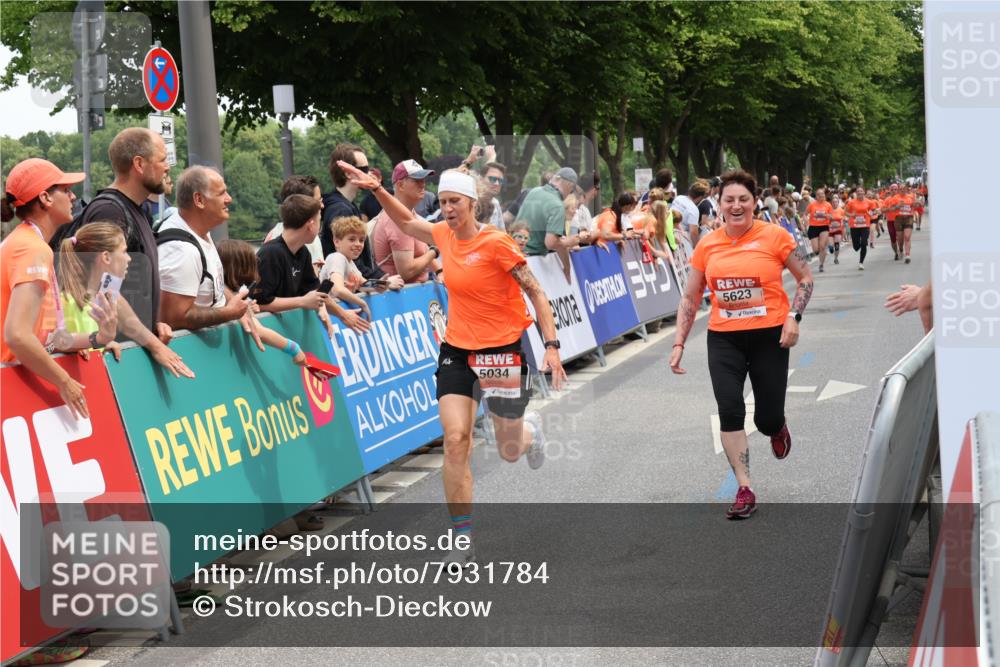 15.06.2025 - REWE Women's Run Strokosch-Dieckow http://msf.ph/oto/7931784 15.06.2025 10:59:48 Ziel 5022, 5034, 5266, 5304, 5623, 5627, 5628, 5659 meine-sportfotos.de