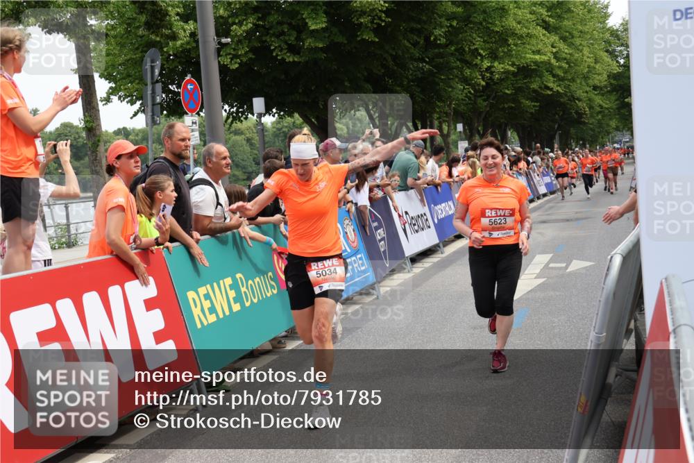 15.06.2025 - REWE Women's Run Strokosch-Dieckow http://msf.ph/oto/7931785 15.06.2025 10:59:49 Ziel 5022, 5034, 5266, 5279, 5623, 5628, 5641, 5659 meine-sportfotos.de