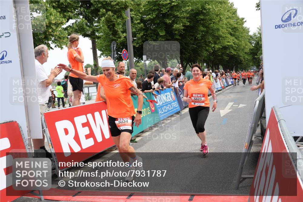 15.06.2025 - REWE Women's Run Strokosch-Dieckow http://msf.ph/oto/7931787 15.06.2025 10:59:49 Ziel 5022, 5034, 5266, 5279, 5623, 5628, 5641, 5659 meine-sportfotos.de