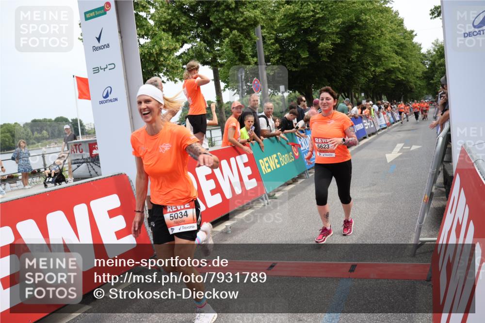 15.06.2025 - REWE Women's Run Strokosch-Dieckow http://msf.ph/oto/7931789 15.06.2025 10:59:49 Ziel 5022, 5034, 5266, 5279, 5623, 5628, 5641, 5659 meine-sportfotos.de
