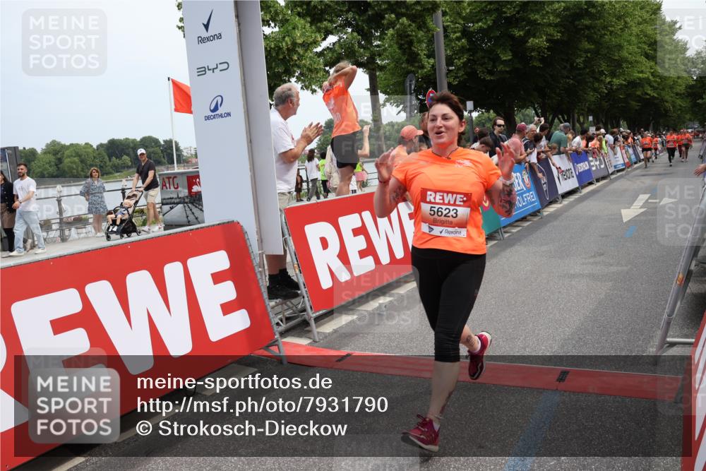 15.06.2025 - REWE Women's Run Strokosch-Dieckow http://msf.ph/oto/7931790 15.06.2025 10:59:50 Ziel 5022, 5034, 5279, 5623, 5628, 5641 meine-sportfotos.de