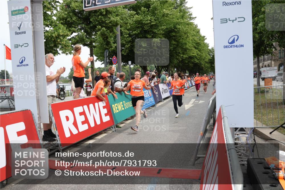 15.06.2025 - REWE Women's Run Strokosch-Dieckow http://msf.ph/oto/7931793 15.06.2025 10:59:54 Ziel 5034, 5117, 5279, 5623, 5641, 5652, 5669 meine-sportfotos.de