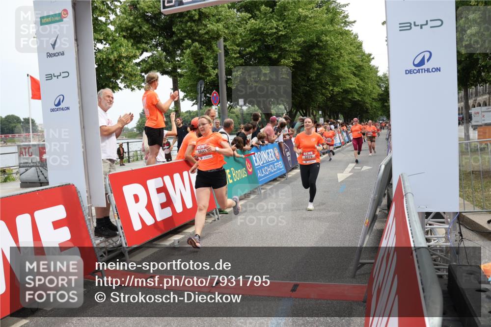 15.06.2025 - REWE Women's Run Strokosch-Dieckow http://msf.ph/oto/7931795 15.06.2025 10:59:55 Ziel 5034, 5117, 5279, 5623, 5641, 5652, 5669 meine-sportfotos.de