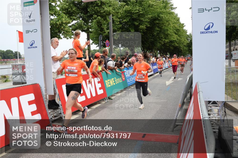 15.06.2025 - REWE Women's Run Strokosch-Dieckow http://msf.ph/oto/7931797 15.06.2025 10:59:55 Ziel 5034, 5117, 5279, 5623, 5641, 5652, 5669 meine-sportfotos.de