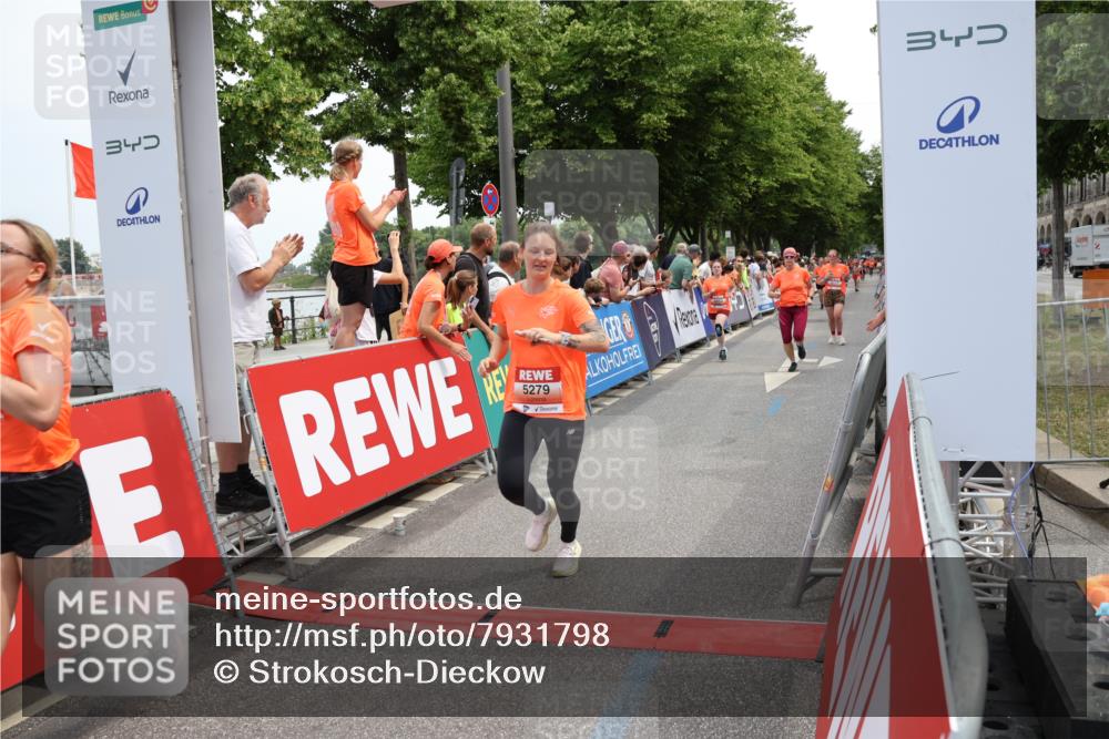 15.06.2025 - REWE Women's Run Strokosch-Dieckow http://msf.ph/oto/7931798 15.06.2025 10:59:55 Ziel 5034, 5117, 5279, 5623, 5641, 5652, 5669 meine-sportfotos.de
