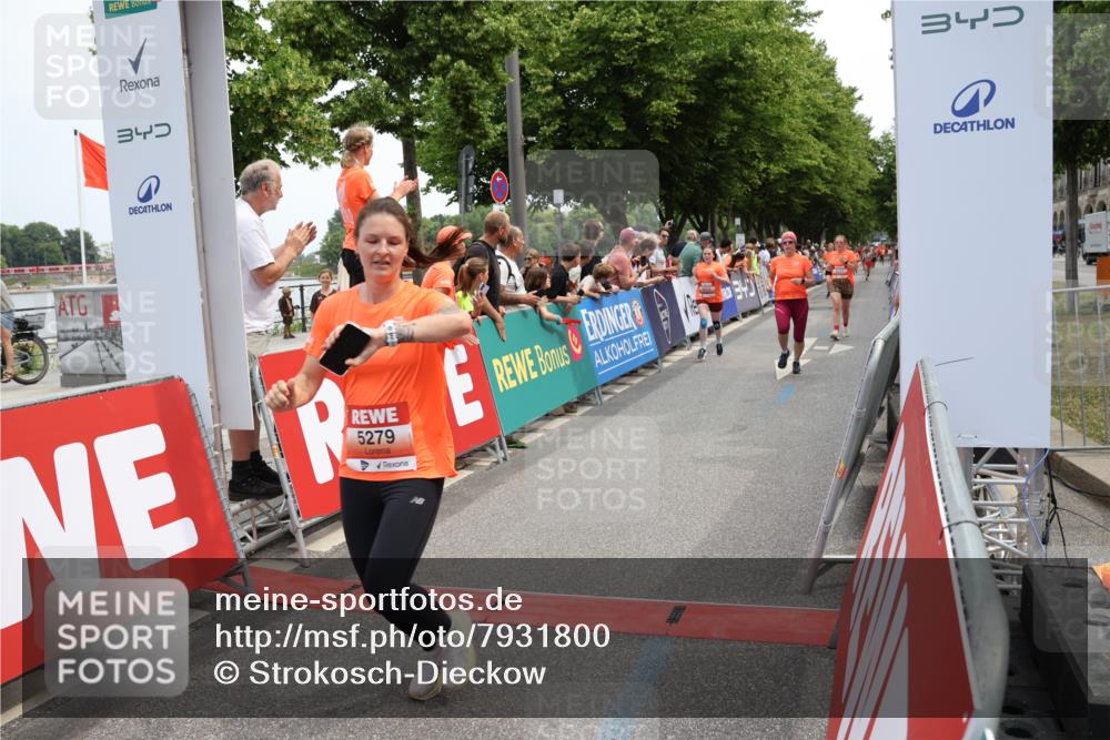 15.06.2025 - REWE Women's Run Strokosch-Dieckow http://msf.ph/oto/7931800 15.06.2025 10:59:56 Ziel 5034, 5117, 5236, 5279, 5623, 5641, 5652, 5669 meine-sportfotos.de