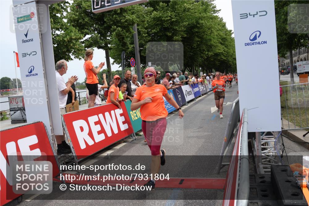15.06.2025 - REWE Women's Run Strokosch-Dieckow http://msf.ph/oto/7931804 15.06.2025 10:59:58 Ziel 5117, 5176, 5227, 5236, 5279, 5641, 5652, 5669 meine-sportfotos.de