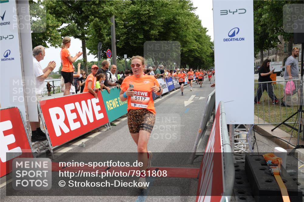 15.06.2025 - REWE Women's Run Strokosch-Dieckow http://msf.ph/oto/7931808 15.06.2025 10:59:59 Ziel 5117, 5176, 5227, 5236, 5279, 5641, 5652, 5669 meine-sportfotos.de