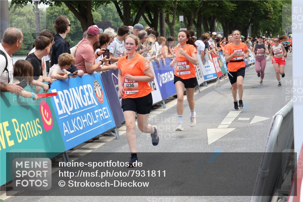 15.06.2025 - REWE Women's Run Strokosch-Dieckow http://msf.ph/oto/7931811 15.06.2025 11:00:01 Ziel 5059, 5117, 5176, 5227, 5236, 5279, 5280, 5281, 5641, 5652, 5669 meine-sportfotos.de