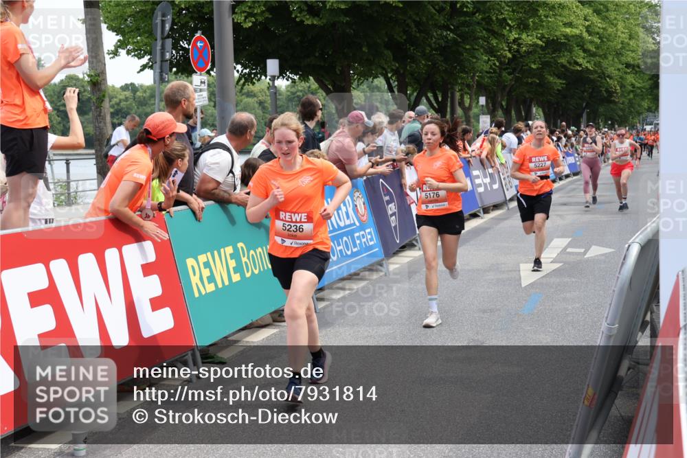 15.06.2025 - REWE Women's Run Strokosch-Dieckow http://msf.ph/oto/7931814 15.06.2025 11:00:02 Ziel 5059, 5117, 5176, 5227, 5236, 5279, 5280, 5281, 5641, 5652, 5669 meine-sportfotos.de