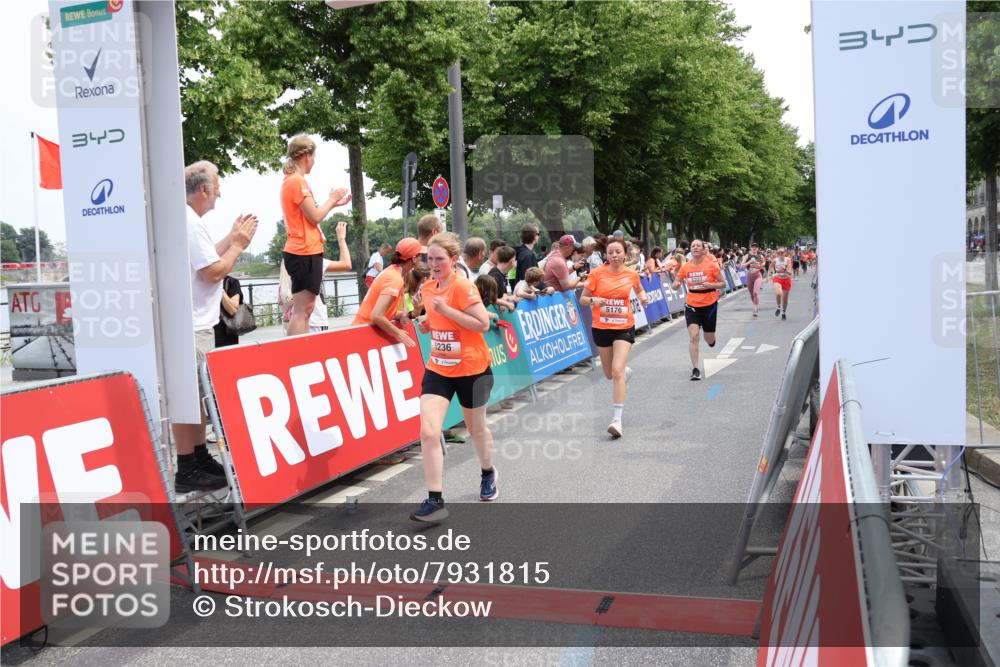 15.06.2025 - REWE Women's Run Strokosch-Dieckow http://msf.ph/oto/7931815 15.06.2025 11:00:03 Ziel 5059, 5117, 5176, 5227, 5236, 5280, 5281, 5652, 5669 meine-sportfotos.de