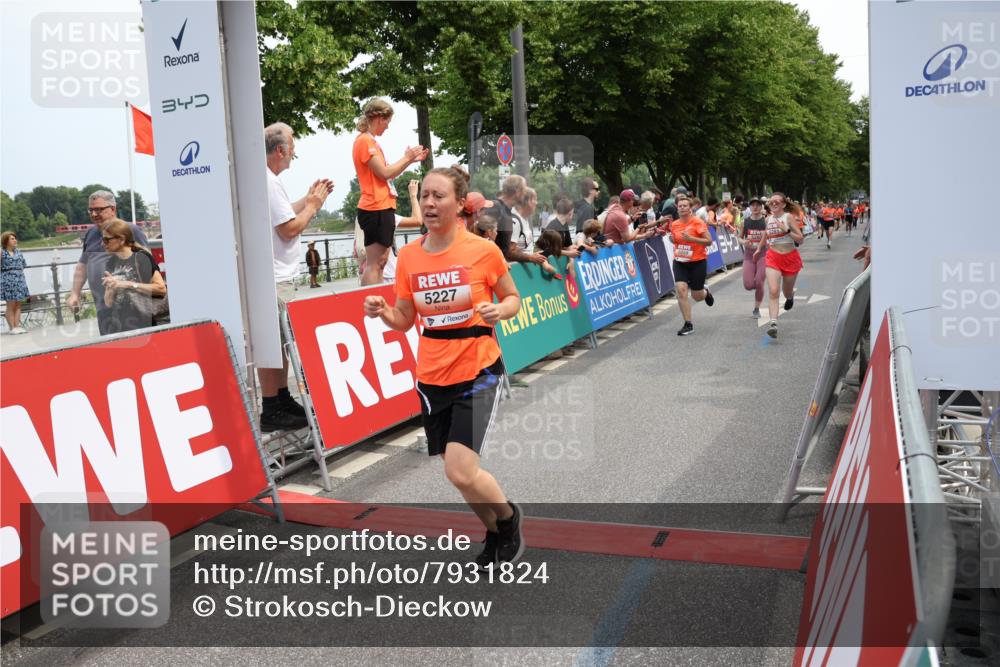 15.06.2025 - REWE Women's Run Strokosch-Dieckow http://msf.ph/oto/7931824 15.06.2025 11:00:05 Ziel 5059, 5117, 5156, 5176, 5227, 5236, 5280, 5281, 5652, 5669, 5680 meine-sportfotos.de