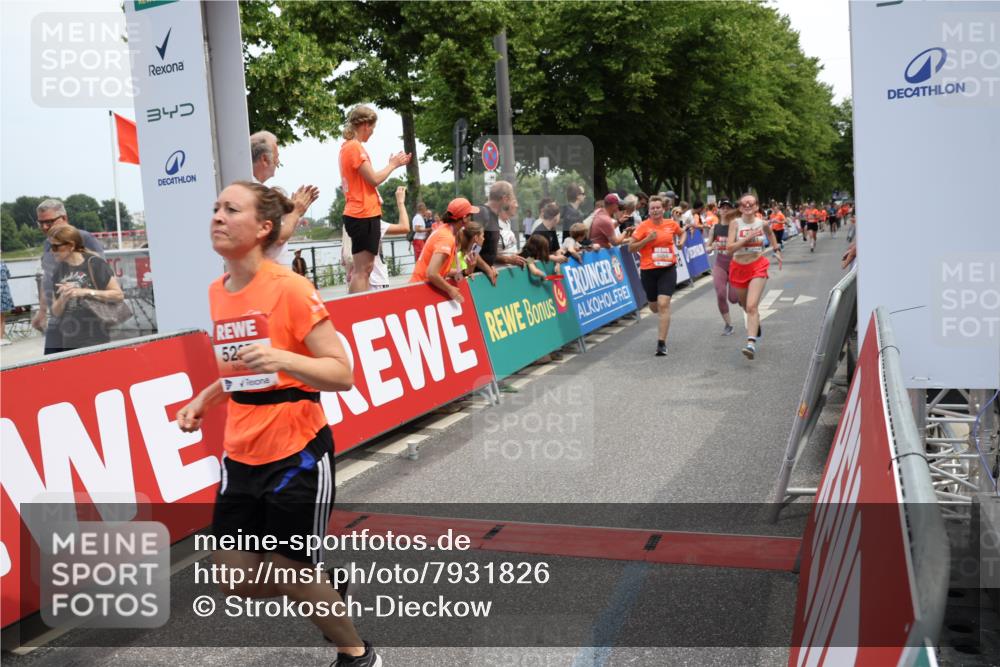 15.06.2025 - REWE Women's Run Strokosch-Dieckow http://msf.ph/oto/7931826 15.06.2025 11:00:05 Ziel 5059, 5117, 5156, 5176, 5227, 5236, 5280, 5281, 5652, 5669, 5680 meine-sportfotos.de