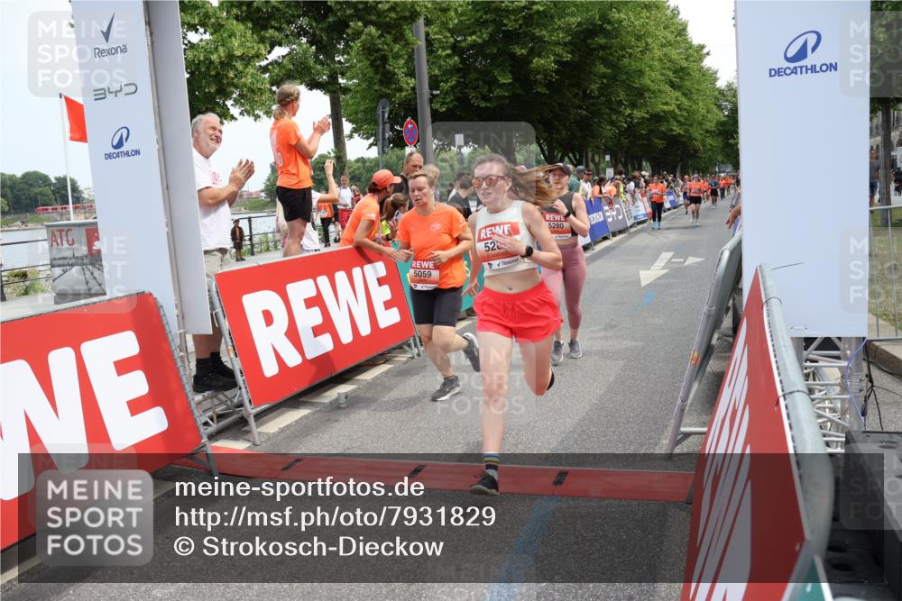 15.06.2025 - REWE Women's Run Strokosch-Dieckow http://msf.ph/oto/7931829 15.06.2025 11:00:06 Ziel 5059, 5117, 5156, 5176, 5227, 5236, 5280, 5281, 5680 meine-sportfotos.de