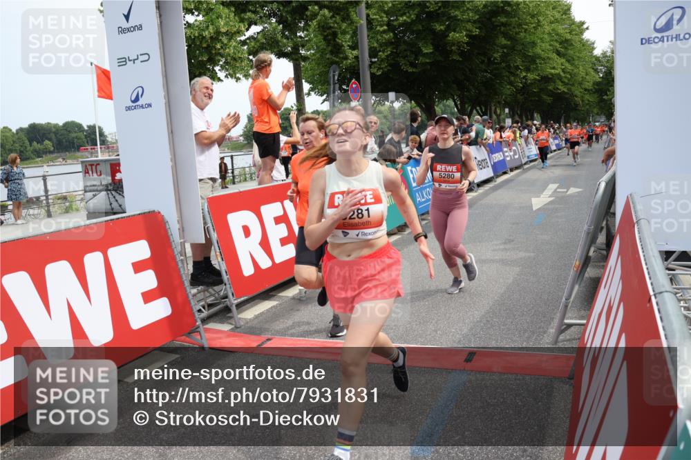 15.06.2025 - REWE Women's Run Strokosch-Dieckow http://msf.ph/oto/7931831 15.06.2025 11:00:07 Ziel 5059, 5156, 5176, 5227, 5236, 5280, 5281, 5680 meine-sportfotos.de