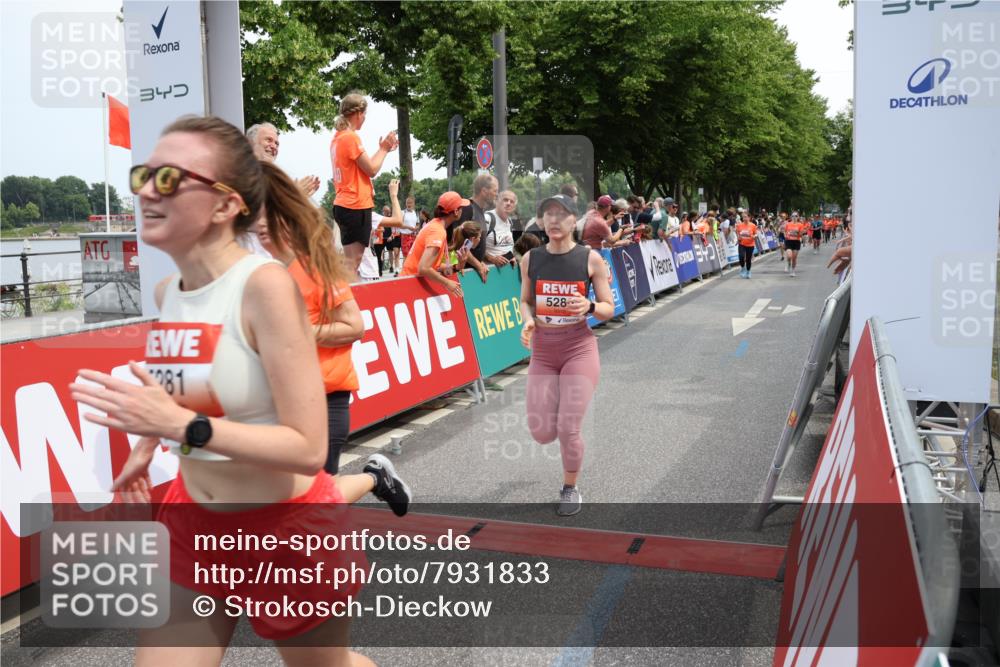 15.06.2025 - REWE Women's Run Strokosch-Dieckow http://msf.ph/oto/7931833 15.06.2025 11:00:07 Ziel 5059, 5156, 5176, 5227, 5236, 5280, 5281, 5680 meine-sportfotos.de