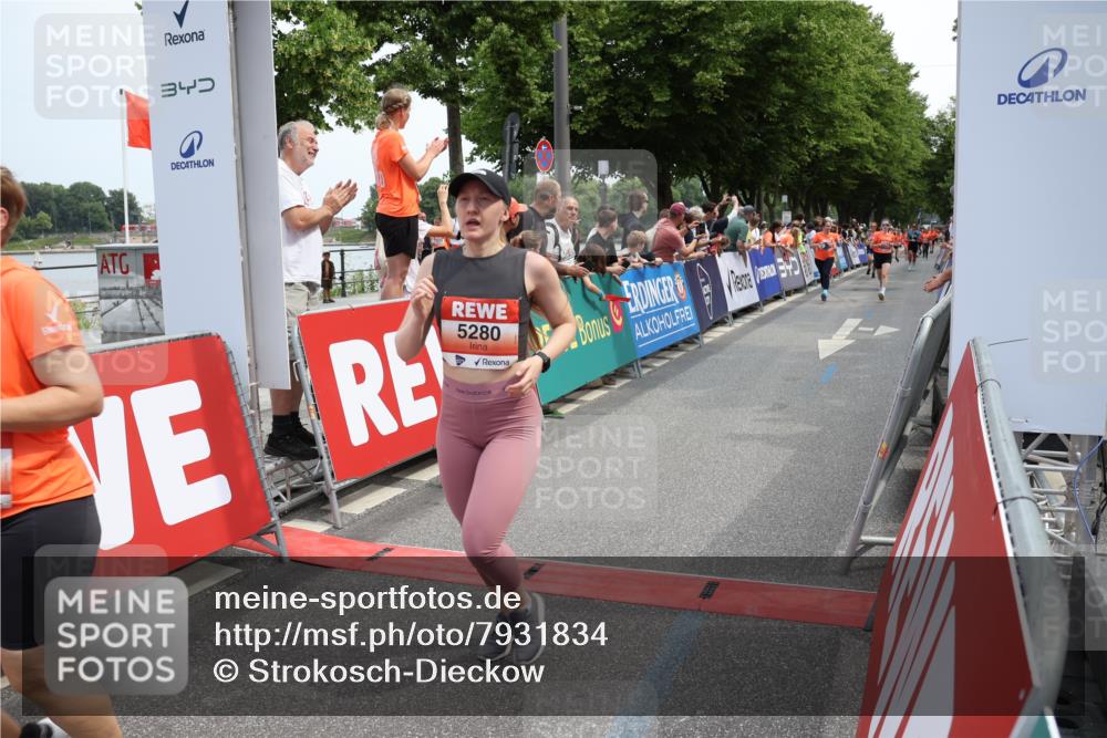 15.06.2025 - REWE Women's Run Strokosch-Dieckow http://msf.ph/oto/7931834 15.06.2025 11:00:07 Ziel 5059, 5156, 5176, 5227, 5236, 5280, 5281, 5680 meine-sportfotos.de