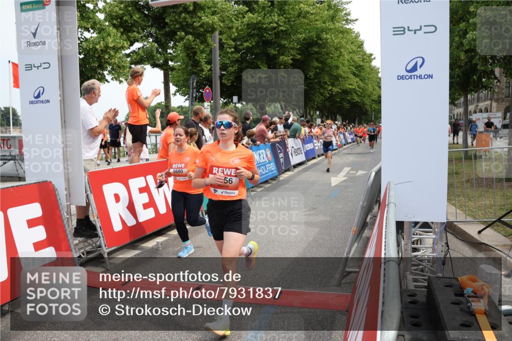 15.06.2025 - REWE Women's Run Strokosch-Dieckow http://msf.ph/oto/7931837 15.06.2025 11:00:11 Ziel 5044, 5059, 5156, 5227, 5280, 5281, 5679, 5680 meine-sportfotos.de