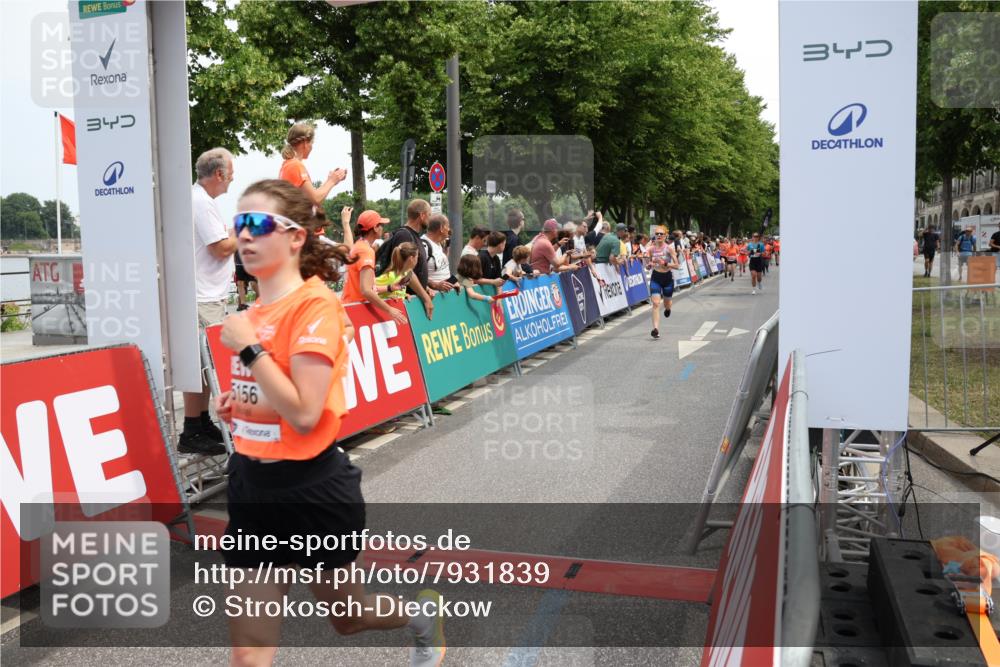 15.06.2025 - REWE Women's Run Strokosch-Dieckow http://msf.ph/oto/7931839 15.06.2025 11:00:12 Ziel 5044, 5059, 5156, 5280, 5281, 5365, 5453, 5679, 5680 meine-sportfotos.de