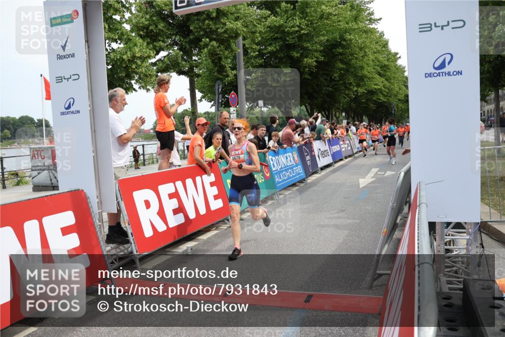 15.06.2025 - REWE Women's Run Strokosch-Dieckow http://msf.ph/oto/7931843 15.06.2025 11:00:14 Ziel 5044, 5156, 5280, 5365, 5453, 5679, 5680 meine-sportfotos.de