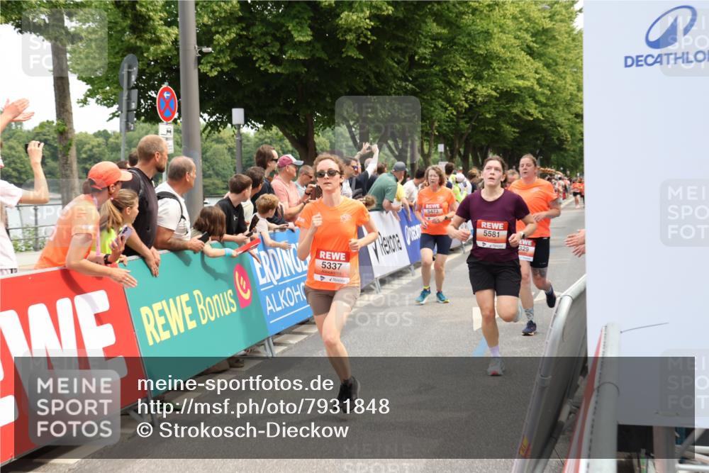15.06.2025 - REWE Women's Run Strokosch-Dieckow http://msf.ph/oto/7931848 15.06.2025 11:00:24 Ziel 5042, 5044, 5132, 5250, 5329, 5337, 5365, 5385, 5453, 5473, 5565, 5581 meine-sportfotos.de