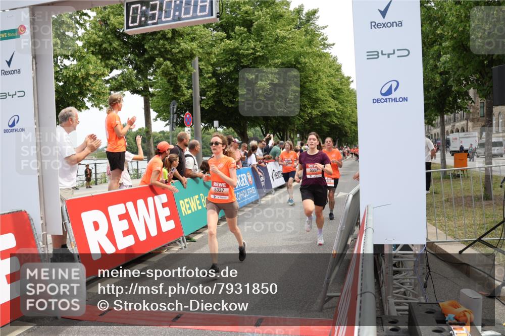 15.06.2025 - REWE Women's Run Strokosch-Dieckow http://msf.ph/oto/7931850 15.06.2025 11:00:24 Ziel 5042, 5044, 5132, 5250, 5329, 5337, 5365, 5385, 5453, 5473, 5565, 5581 meine-sportfotos.de